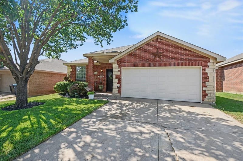 4932 Spur Ridge Court, Fort Worth TX 76244 - Photo 3