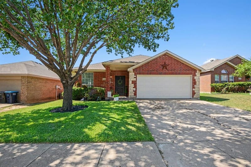 4932 Spur Ridge Court, Fort Worth TX 76244 - Photo 4