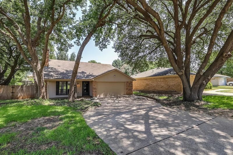 2703 Partridge Avenue, Arlington TX 76017 - Photo 2