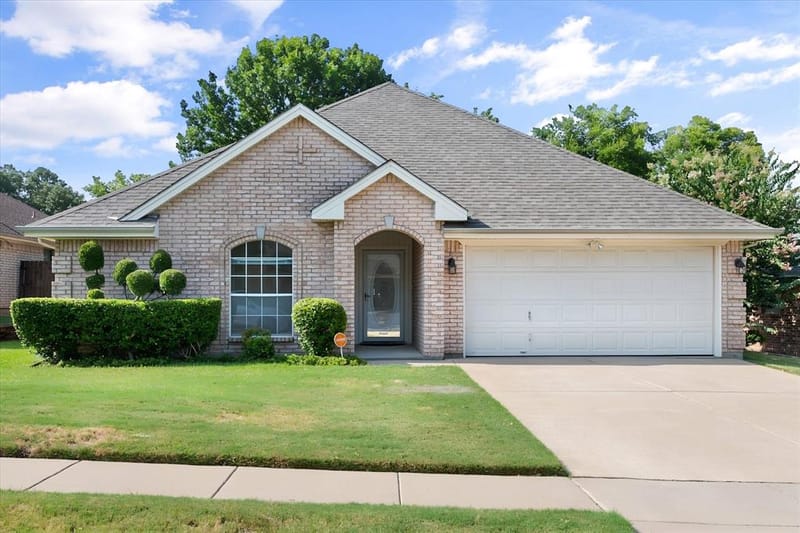 817 Willow Court, Saginaw TX 76179
