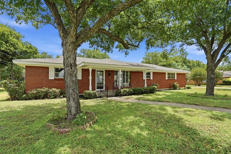 206 Mcanear Street, Cleburne TX 76033 - Photo 2