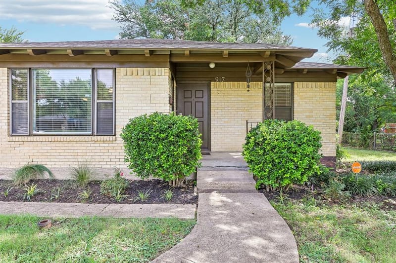 917 De Witt Circle, Dallas TX 75224 - Photo 2