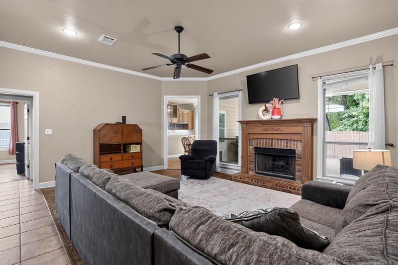 1301 Hyde Park Boulevard, Cleburne TX 76033 - Photo 3