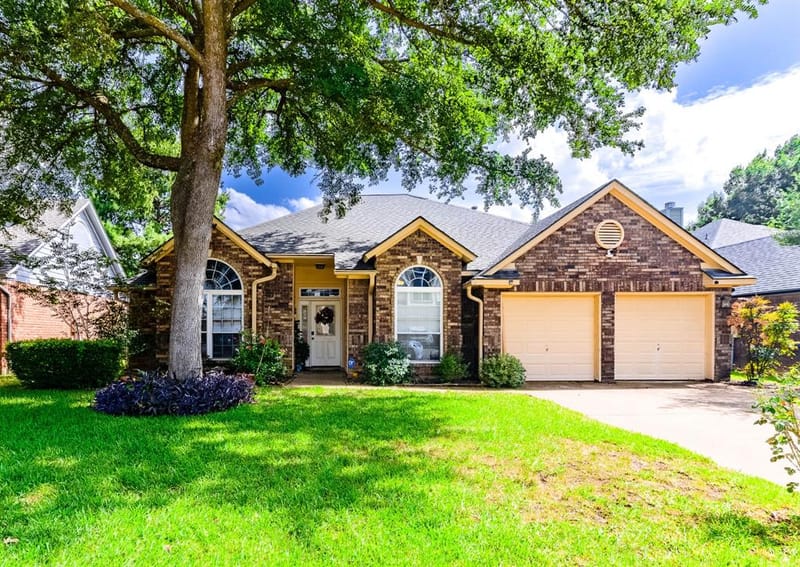 2206 S Branch Drive, Arlington TX 76001 - Photo 2