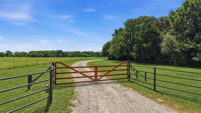 1226 County Road 243, Collinsville TX 76233 - Photo 30