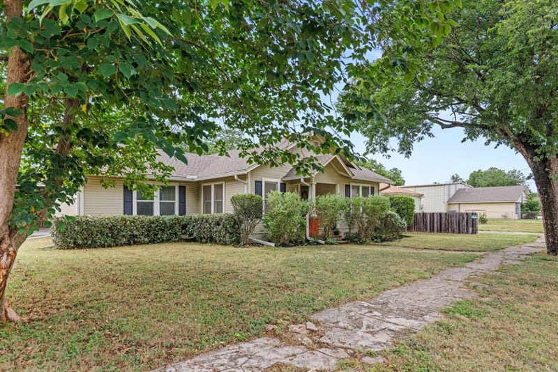 515 W 6th Street, McGregor TX 76657 - Photo 3