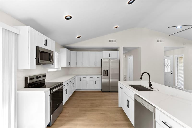 1212 Stevens Ridge Drive, Dallas TX 75211 - Photo 2