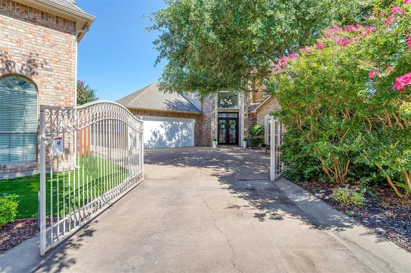 4224 Oak Park Court, Fort Worth TX 76109 - Photo 2