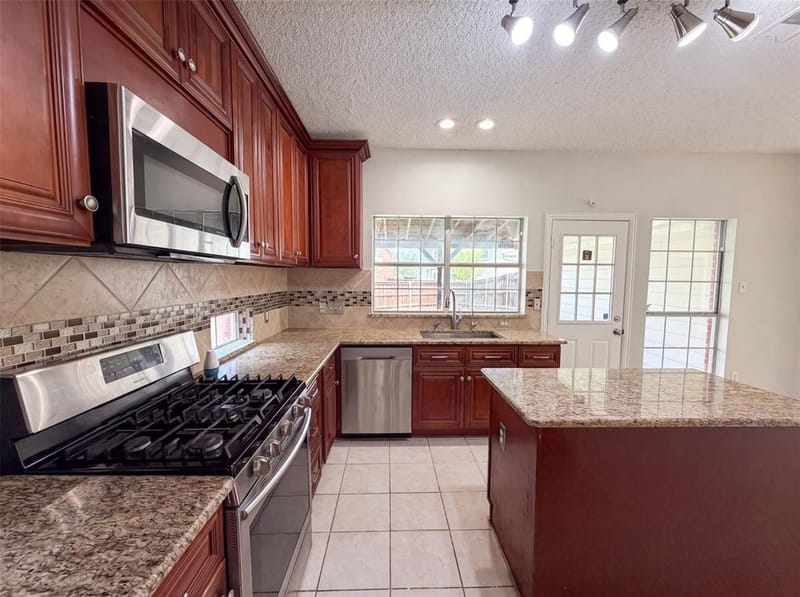317 Riverwalk Lane, Irving TX 75063 - Photo 16