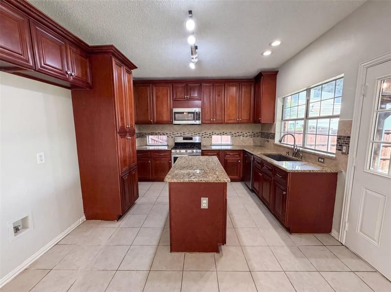 317 Riverwalk Lane, Irving TX 75063 - Photo 14