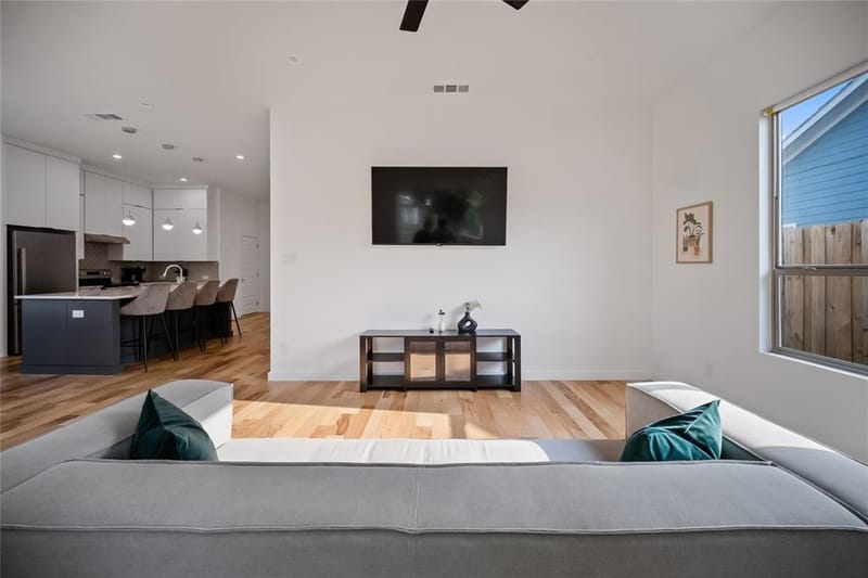 1350 Strickland Street, Dallas TX 75216 - Photo 5