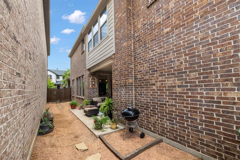 1207 Harris Hawk Way, Arlington TX 76005 - Photo 11