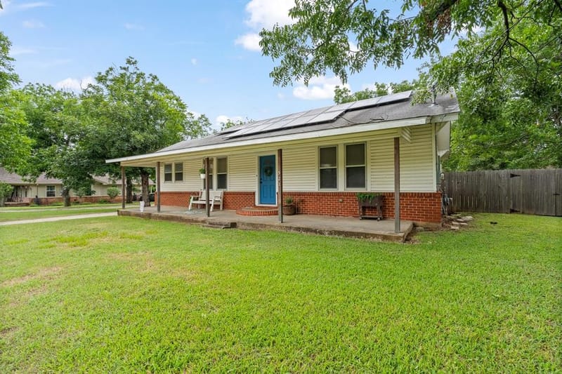 521 Woodard Avenue, Cleburne TX 76033 - Photo 2