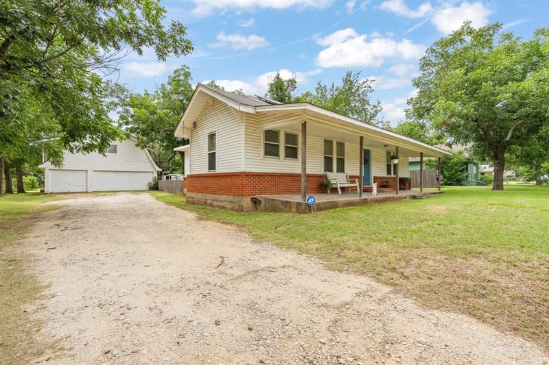 521 Woodard Avenue, Cleburne TX 76033 - Photo 5