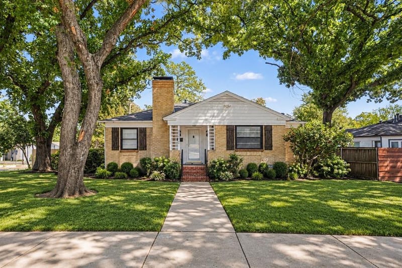 910 Reverchon Drive, Dallas TX 75211 - Photo 3