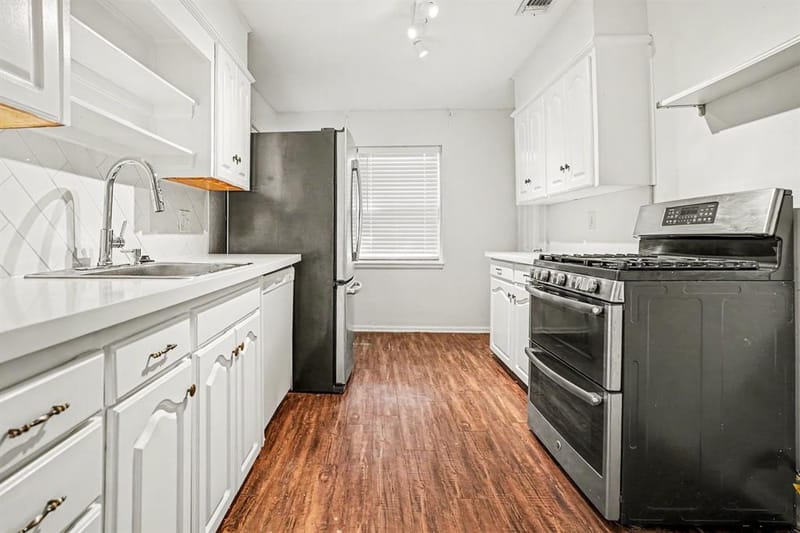 910 Reverchon Drive, Dallas TX 75211 - Photo 10