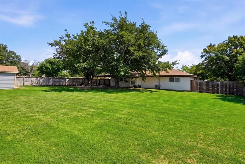 332 S Sealy Avenue, Justin TX 76247 - Photo 7