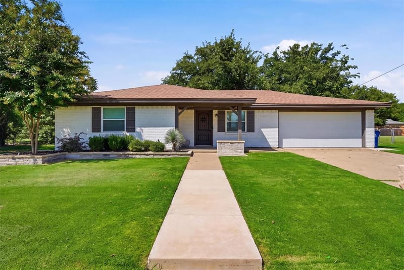332 S Sealy Avenue, Justin TX 76247