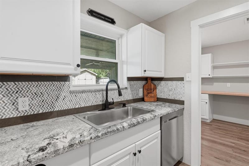 332 S Sealy Avenue, Justin TX 76247 - Photo 11