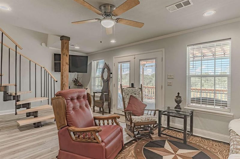 1011 Pawnee Trail, Granbury TX 76048 - Photo 4