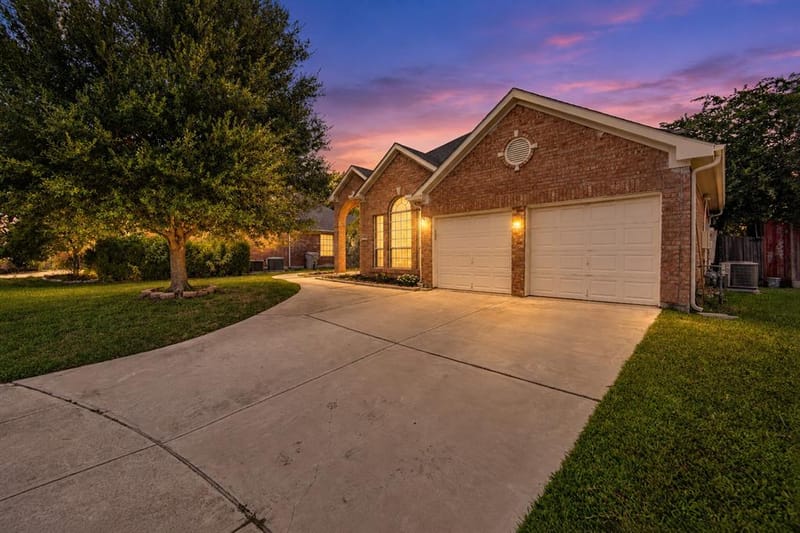 2241 Merritt Way, Arlington TX 76018 - Photo 2
