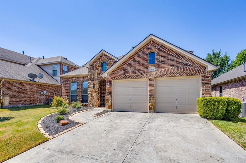 7023 Beacon Drive, Grand Prairie TX 75054 - Photo 2