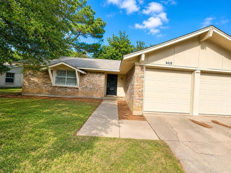5410 Kings Manor Drive, Lake Dallas TX 75065 - Photo 2