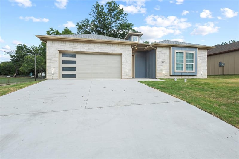 401 S 4th Street, Bonham TX 75418