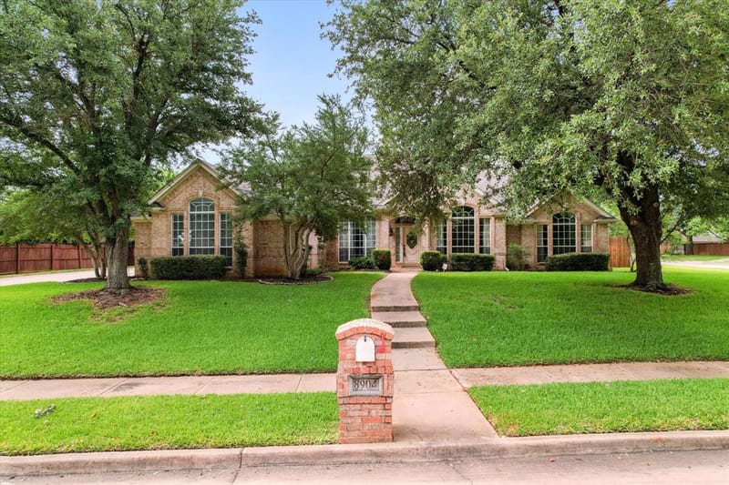8904 Thornway Drive, North Richland Hills TX 76182 - Photo 4