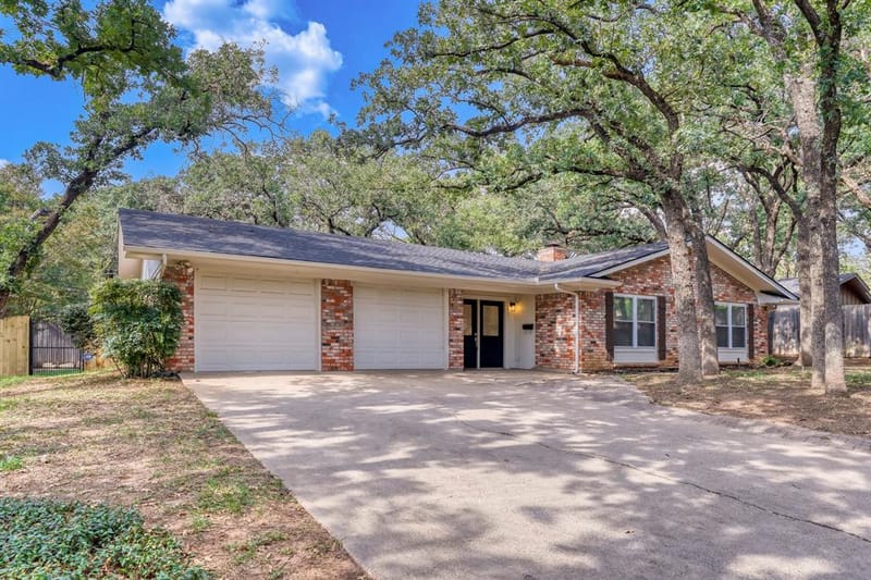 624 Hillview Drive, Hurst TX 76054 - Photo 2