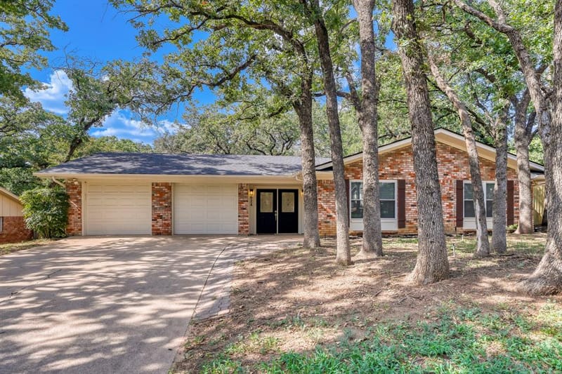 624 Hillview Drive, Hurst TX 76054