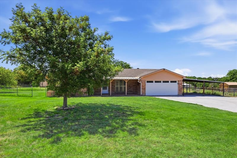 892 Highland Circle, Springtown TX 76082 - Photo 2