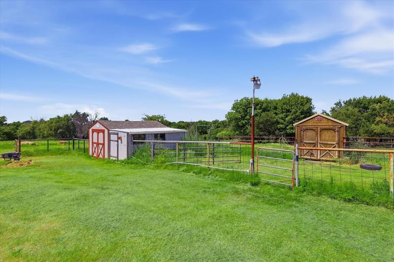 892 Highland Circle, Springtown TX 76082 - Photo 3