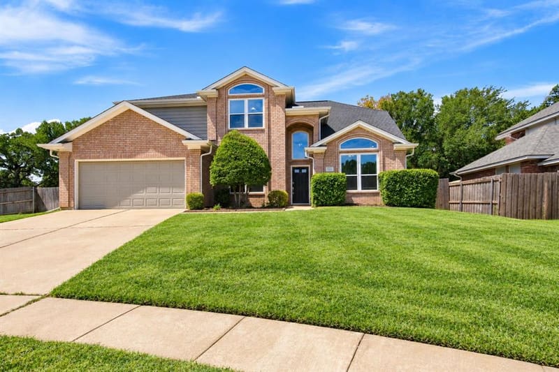 901 Tennison Drive, Euless TX 76039 - Photo 2
