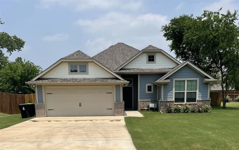 618 E Walcott Street, Pilot Point TX 76258