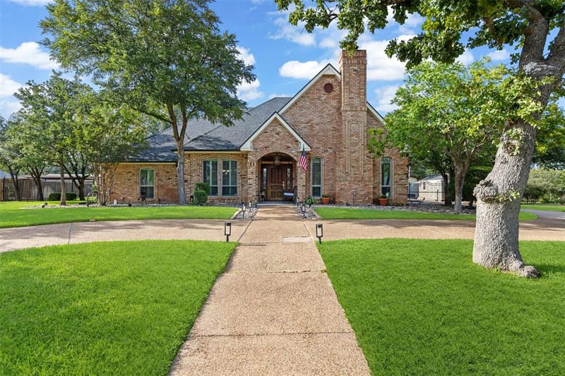 809 Shady Creek Drive, Kennedale TX 76060 - Photo 2