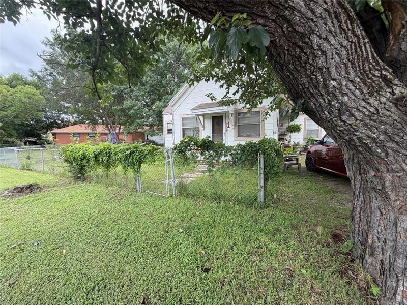 754 N Waco, Van Alstyne TX 75495 - Photo 2
