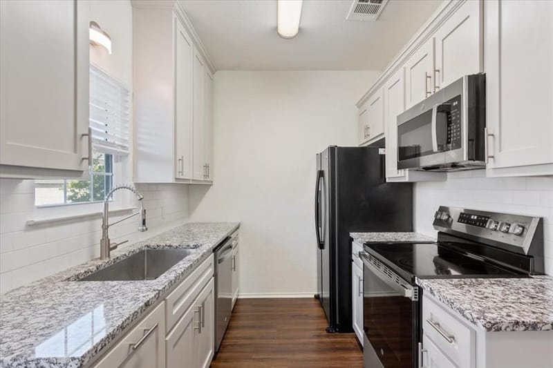 1325 Speight Avenue, Waco TX 76706 - Photo 9