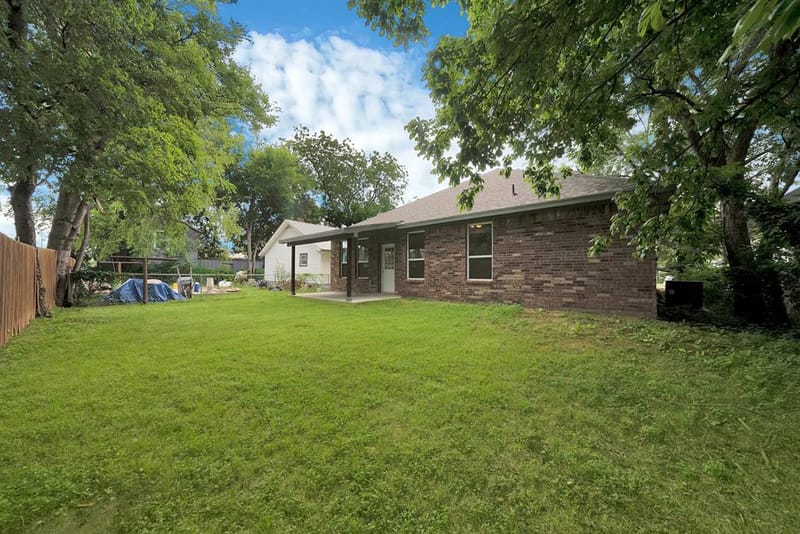 407 E Willingham Street, Cleburne TX 76031 - Photo 9