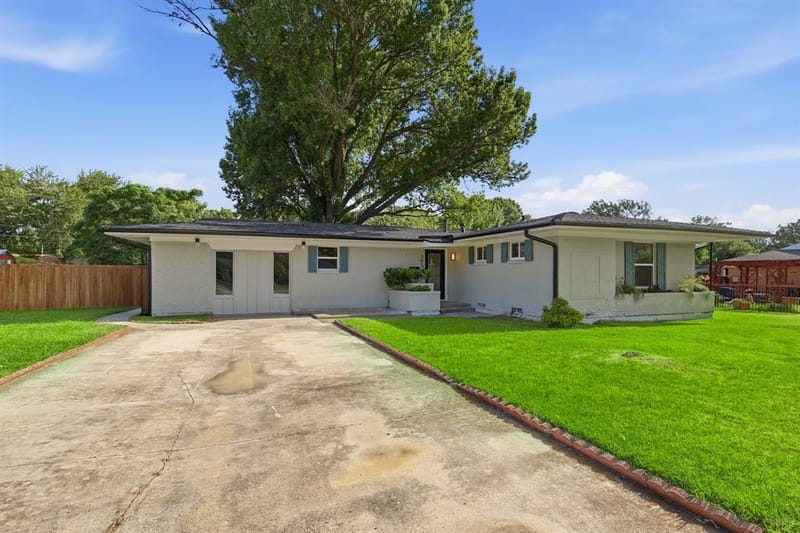 385 Crockett, Lewisville TX 75057 - Photo 2