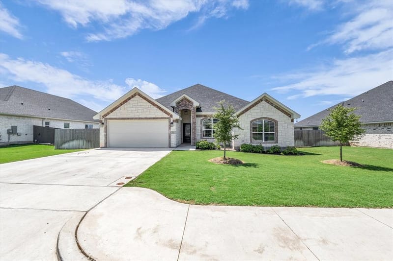 820 Secretariat Drive, Hewitt TX 76643 - Photo 2