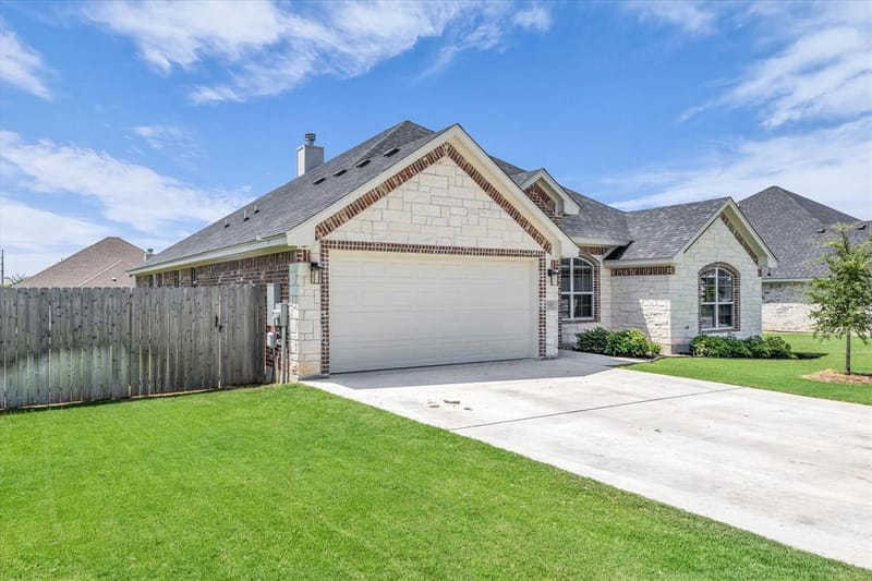 820 Secretariat Drive, Hewitt TX 76643 - Photo 4