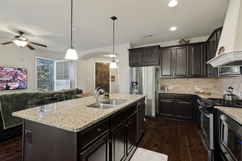 1017 Brook Hollow Drive, Euless TX 76039 - Photo 4
