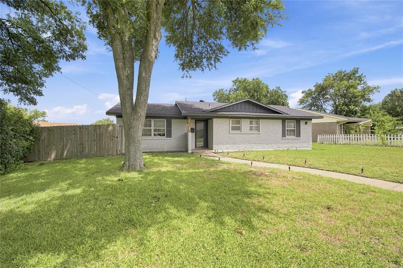 222 Rockaway Drive, Duncanville TX 75116 - Photo 2