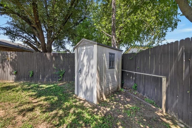 523 Lynnewood Avenue, Burleson TX 76028 - Photo 23