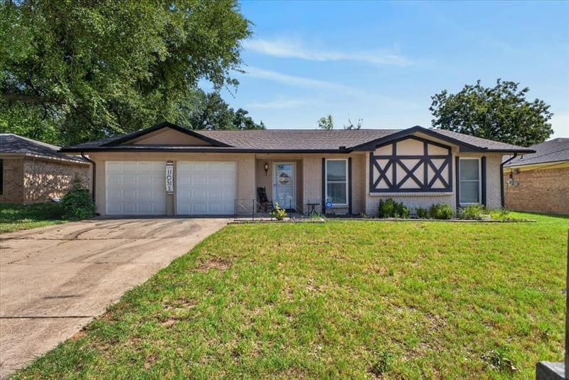 523 Lynnewood Avenue, Burleson TX 76028 - Photo 2