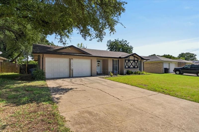 523 Lynnewood Avenue, Burleson TX 76028 - Photo 3