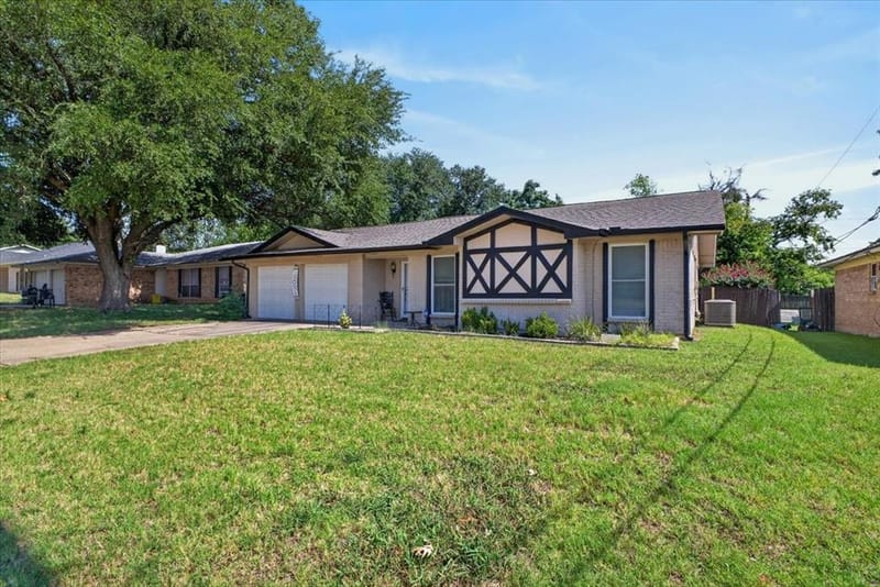 523 Lynnewood Avenue, Burleson TX 76028 - Photo 4