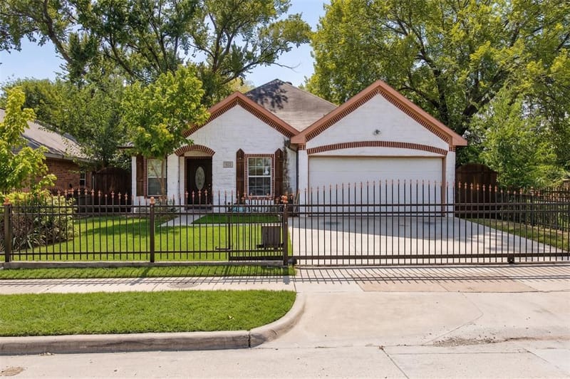 922 Bayonne Street, Dallas TX 75212