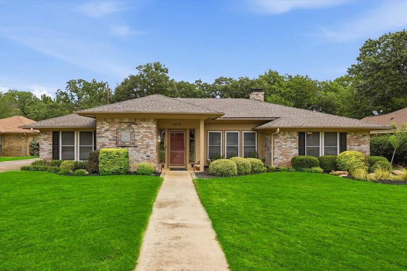 2816 N Creekwood Drive, Grapevine TX 76051